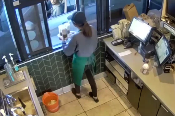 Si ustiona il pene con il tè bollente: maxi risarcimento da Starbucks