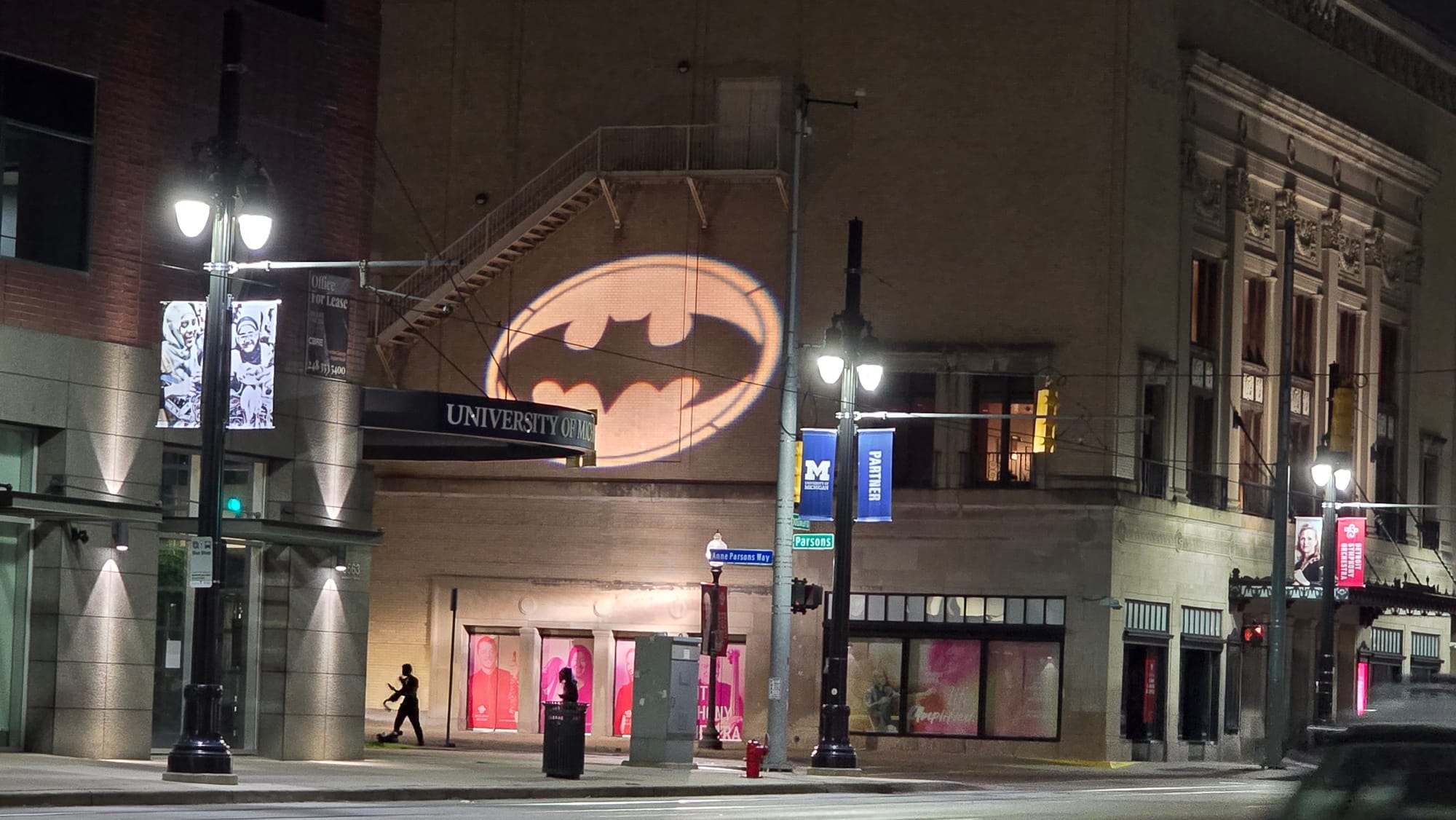 Nuovo spot per i tatuaggi; Batman (alla DSO); nuovo sondaggio elettorale; festa di Chinatown